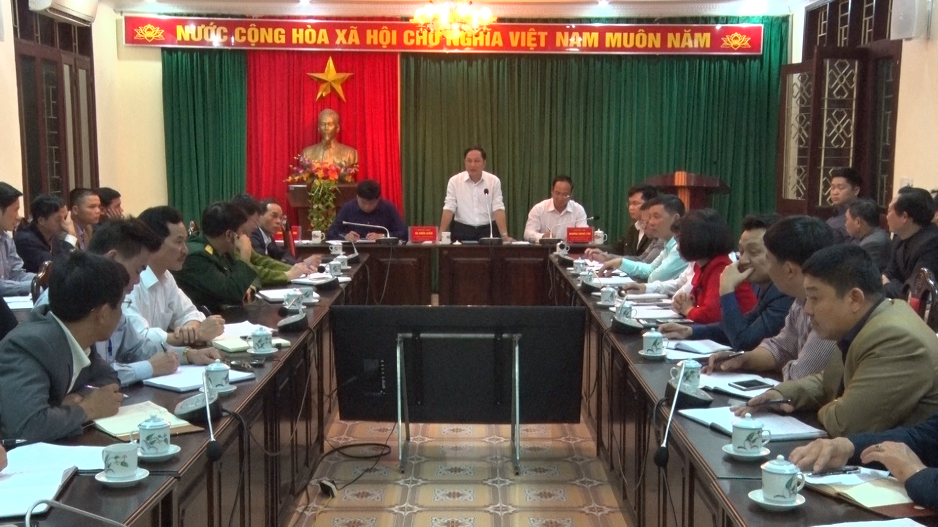 Thường trực Huyện uỷ giao ban với Bí thư, Chủ tịch các xã, thị trấn