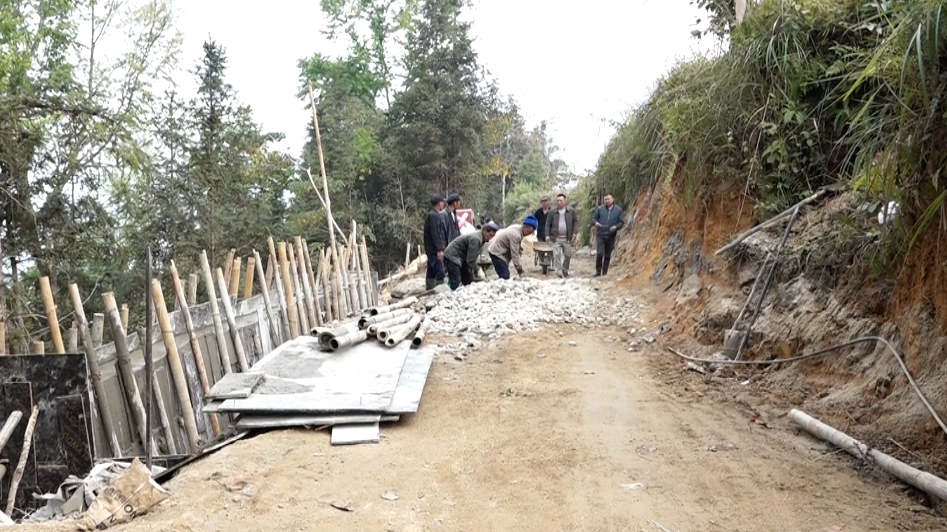 Phó Chủ tịch UBND xã kiểm tra tiến độ thi công các công trình xây dựng cơ bản