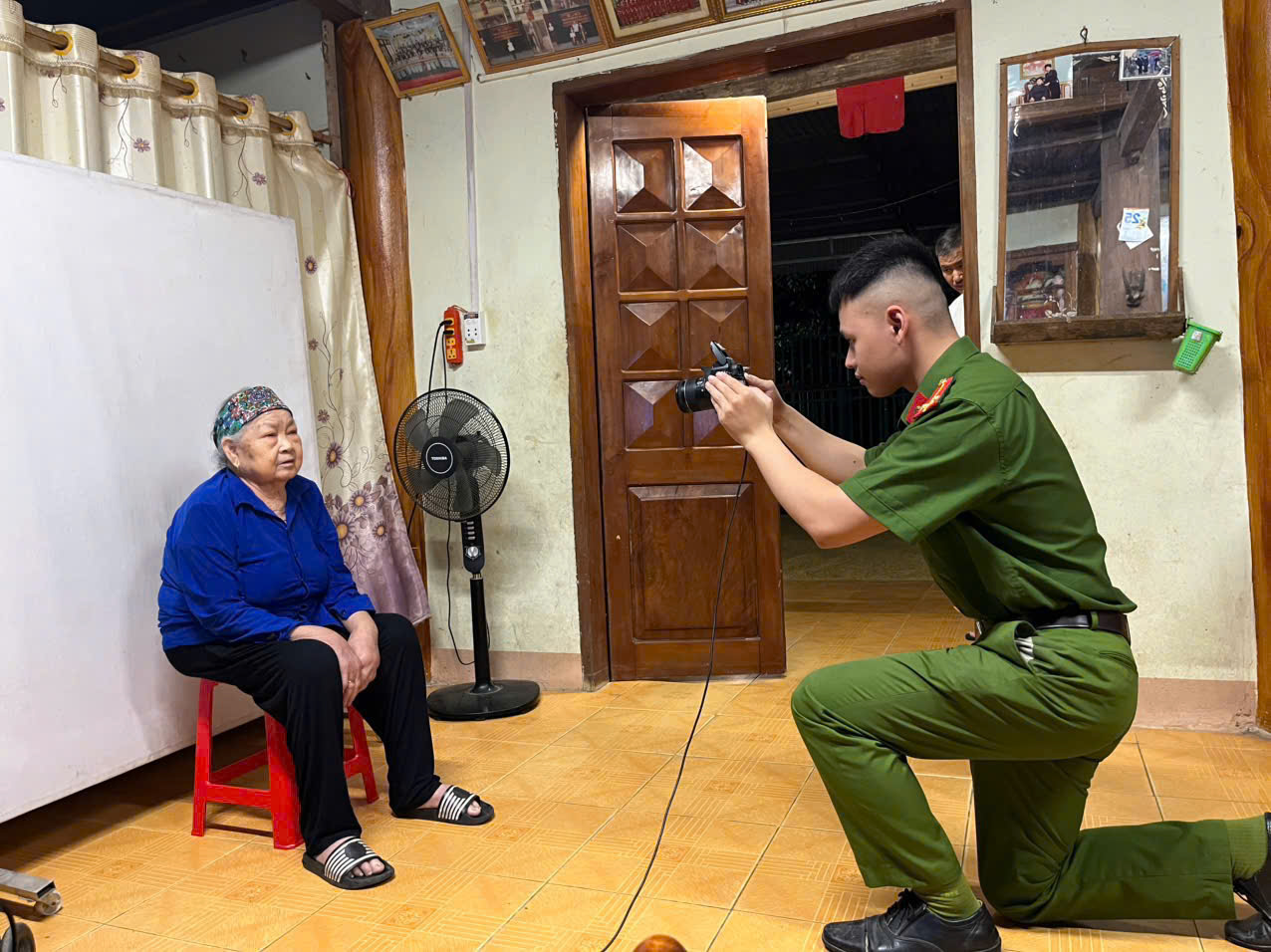 Công an xã Quản Bạ cấp đổi thẻ đảng viên gắn chíp lưu động tại nhà.