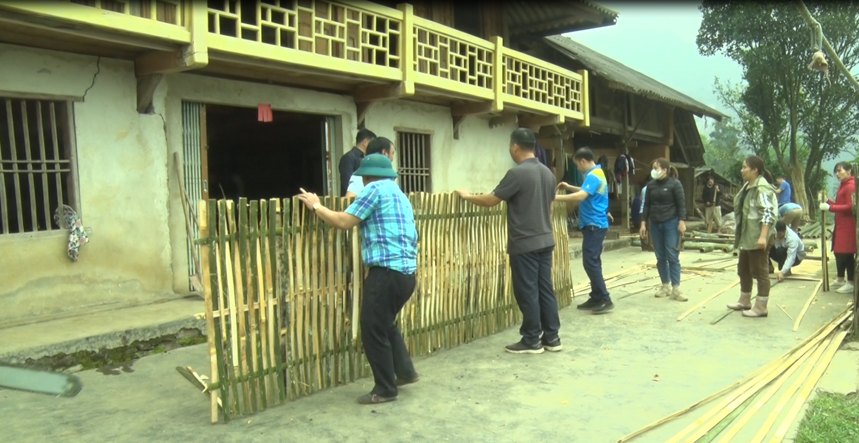 Xã Quyết Tiến tổ chức Lễ ra quân phát động phong trào xây dựng NTM và ra quân xây dựng hàng rào xanh.