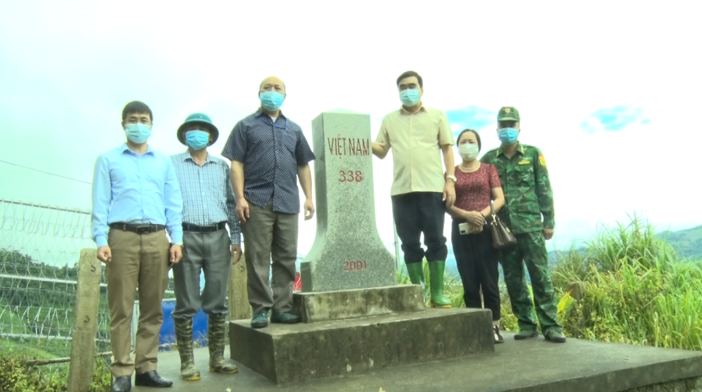 Bí thư Huyện ủy Quản Bạ kiểm tra đường biên mốc giới công tác phòng chống Covid-19  tại xã Bát Đại Sơn