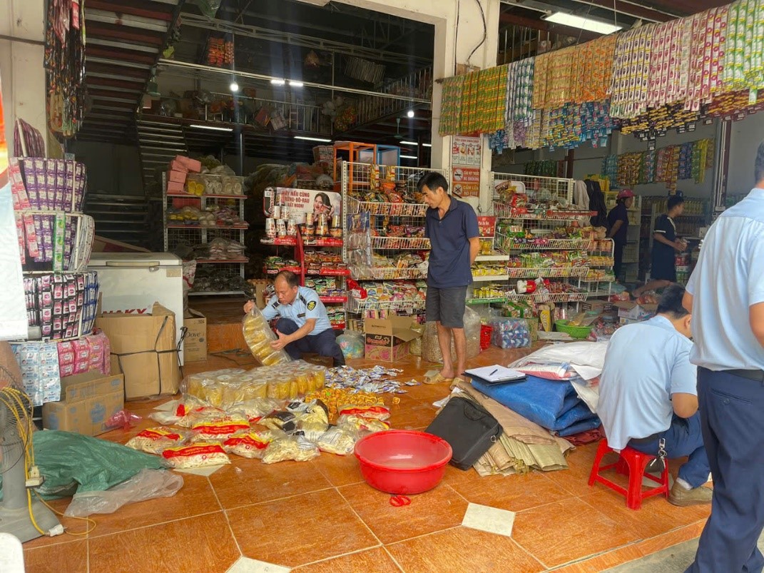 Đội QLTT số 3 tiếp tục phát hiện, tiêu hủy gần 300 sản phẩm thực phẩm đóng gói sẵn không rõ nguồn gốc