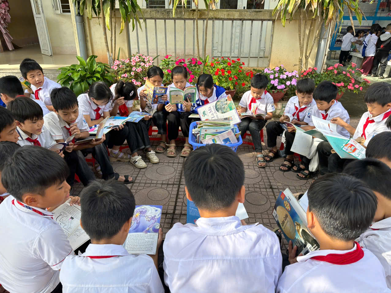 Chuyến xe tri thức lan tỏa văn hóa đọc tại huyện Quang Bình