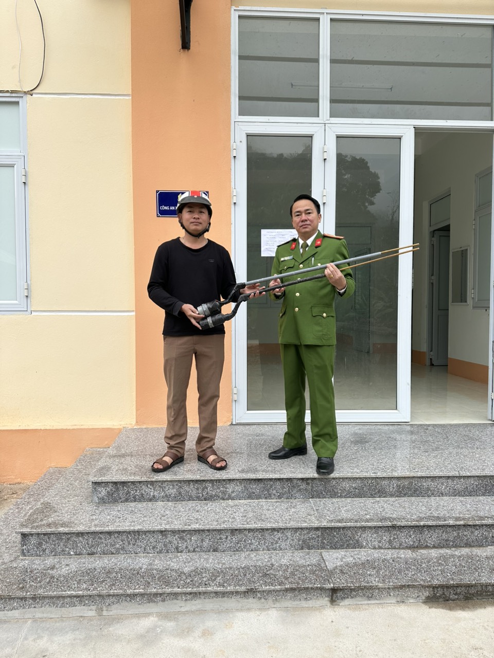 Giao nộp vũ khí, vật liệu nổ và CCHT trong đợt cao điểm