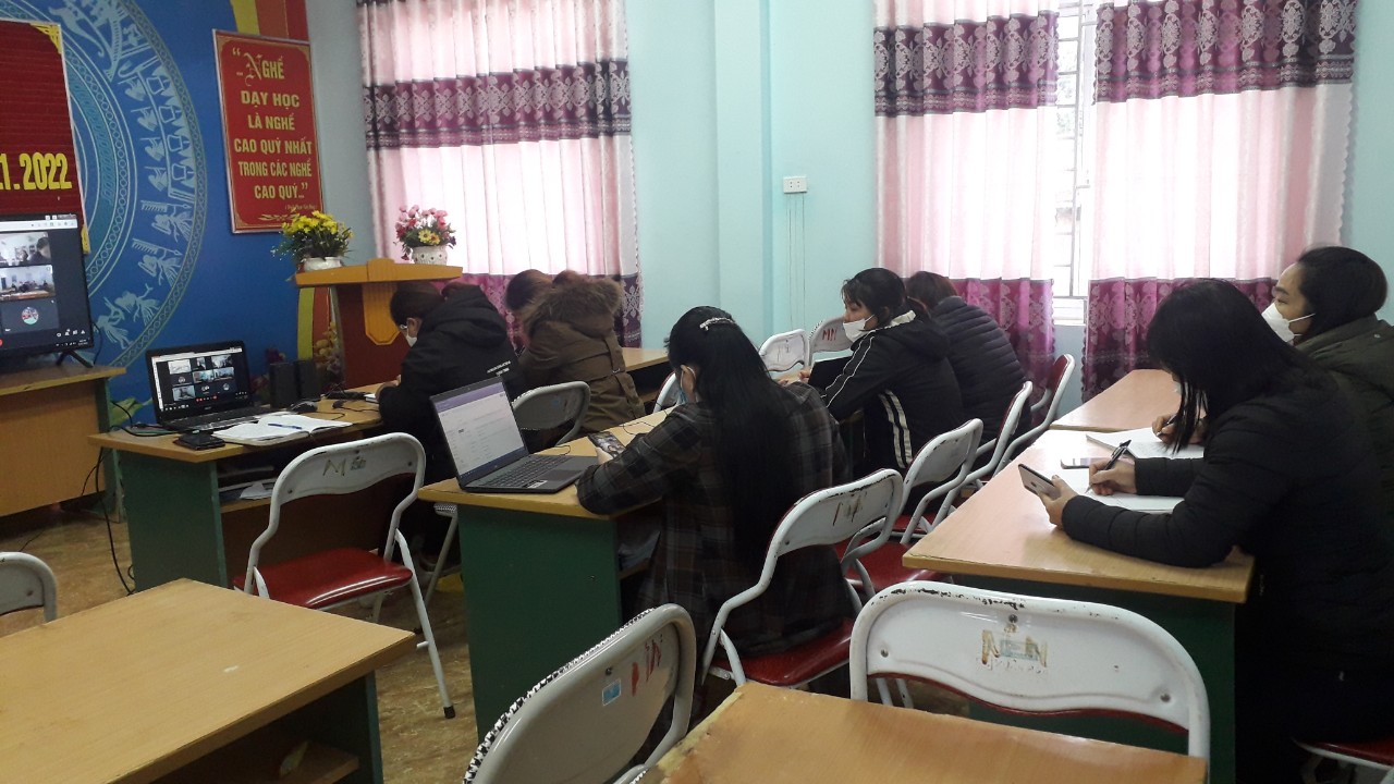 8 đồng chí CBQL, giáo viên tham gia hội nghị trực tuyến