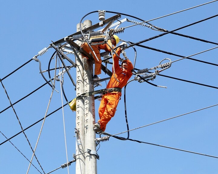 Bộ Công Thương đã và đang đôn đốc chỉ đạo các Tập đoàn, Tổng công ty và đơn vị có liên quan thực hiện nghiêm túc, quyết liệt và hiệu quả các nhiệm vụ được giao tại các Chỉ thị, Công điện của Thủ tướng Chính phủ và Bộ trưởng Bộ Công Thương để bảo đảm cung cấp điện. Ảnh: TTXVN