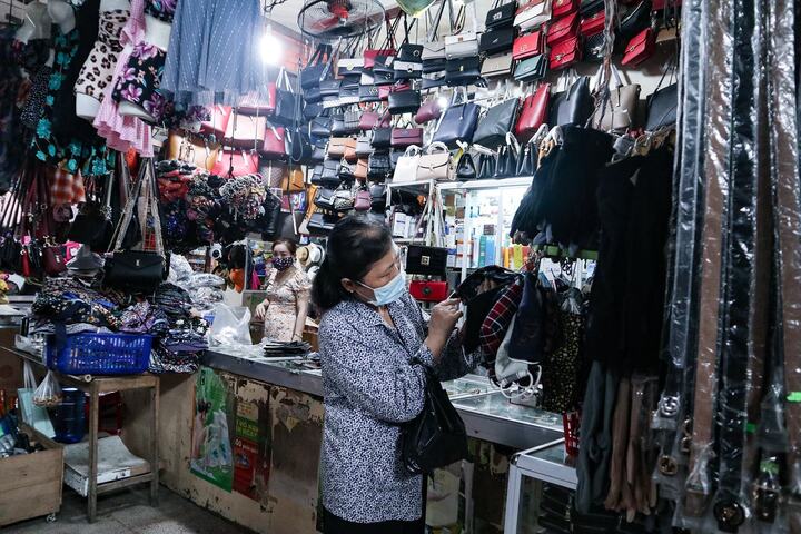 Người dân mua sắm tại một chợ truyền thống. Ảnh: Thanh Phúc