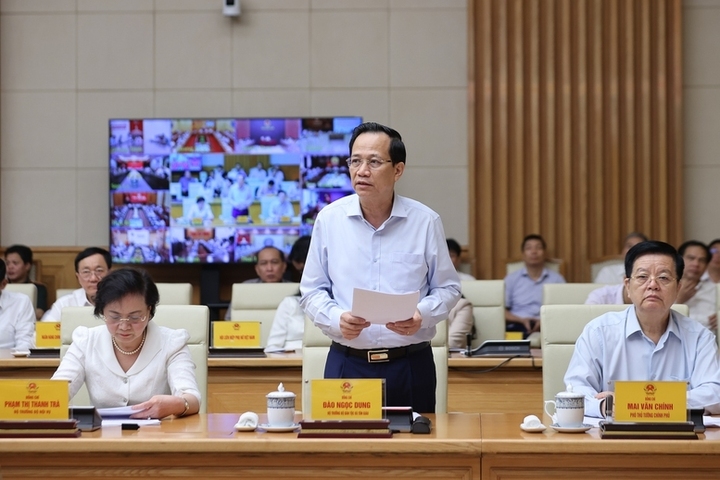 Bộ trưởng Bộ Dân tộc và Tôn giáo Đào Ngọc Dung báo cáo kết quả thực hiện công tác xóa nhà tạm, nhà dột nát trên phạm vi cả nước kể từ sau phiên họp thứ tư của Ban Chỉ đạo Trung ương - Ảnh: VGP/Nhật Bắc