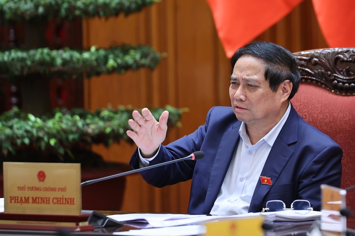 Thủ tướng yêu cầu, Luật Thương mại điện tử vừa kiến tạo phát triển, tạo sinh kế cho dân, vừa ngăn hàng giả, hàng nhái, cạnh tranh công bằng, quản lý thuế hiệu quả. Ảnh: VGP/Nhật Bắc