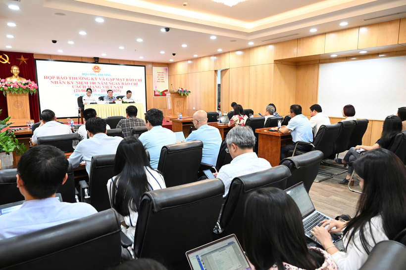 Bộ Công Thương thông tin về tình hình nguồn cung và giá xăng dầu