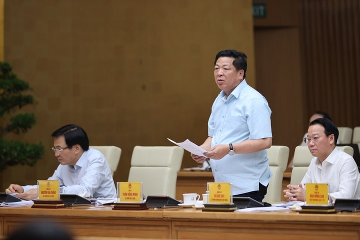 Bộ trưởng Bộ Xây dựng Trần Hồng Minh trao đổi thêm về bảo đảm vật liệu xây dựng cho các dự án, công trình trọng điểm - Ảnh: VGP/Nhật Bắc