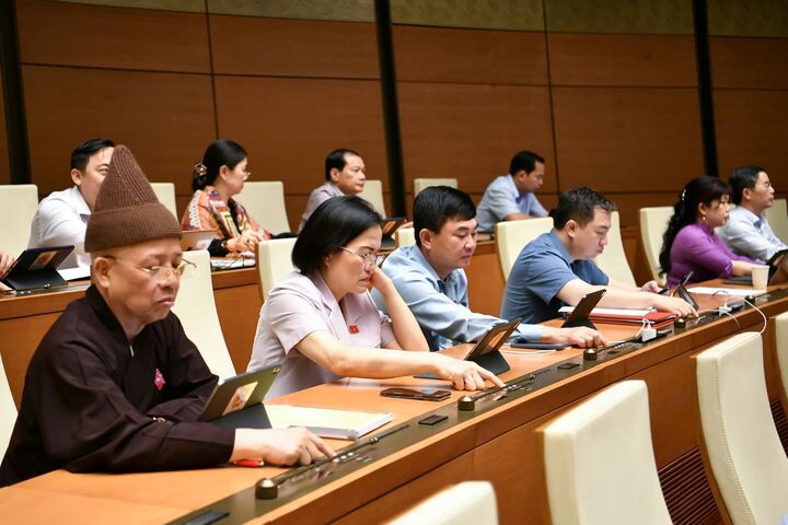 Đại biểu ấn nút thông qua Luật Cán bộ, công chức (sửa đổi). Ảnh: QH