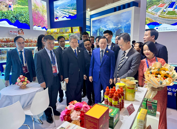 Đại diện lãnh đạo hai nước tham quan các gian hàng tại hội chợ