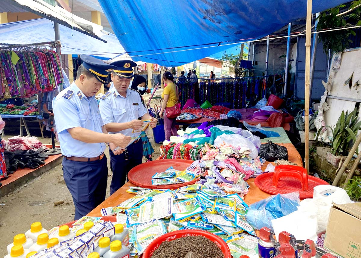 Tăng cường kiểm tra hàng hóa tại các chợ phiên