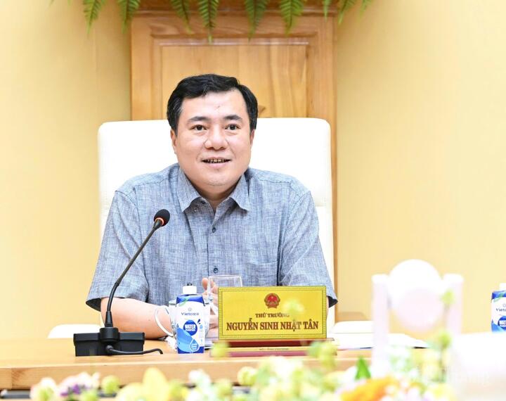Thứ trưởng Nguyễn Sinh Nhật Tân chủ trì cuộc họp. Ảnh: Cấn Dũng