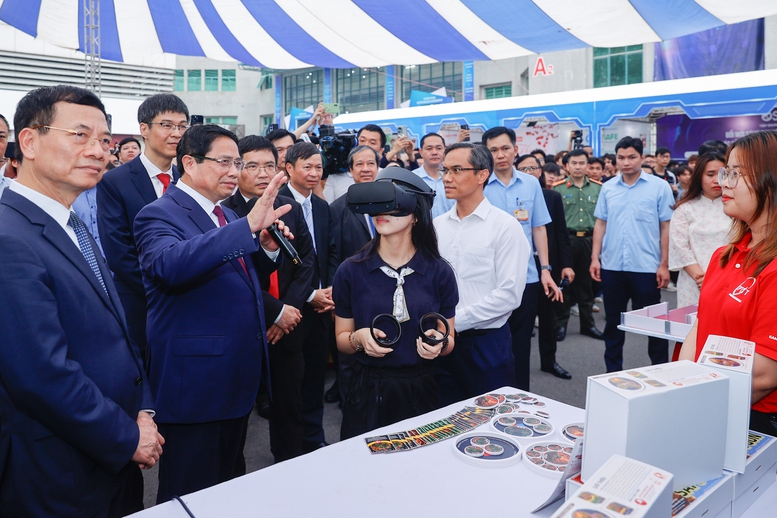 Thủ tướng: Khoa học công nghệ, đổi mới sáng tạo, chuyển đổi số không có giới hạn, biên giới, không phân biệt tuổi tác, giới tính, tôn giáo- Ảnh 6.