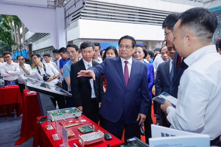 Thủ tướng: Khoa học công nghệ, đổi mới sáng tạo, chuyển đổi số không có giới hạn, biên giới, không phân biệt tuổi tác, giới tính, tôn giáo- Ảnh 5.