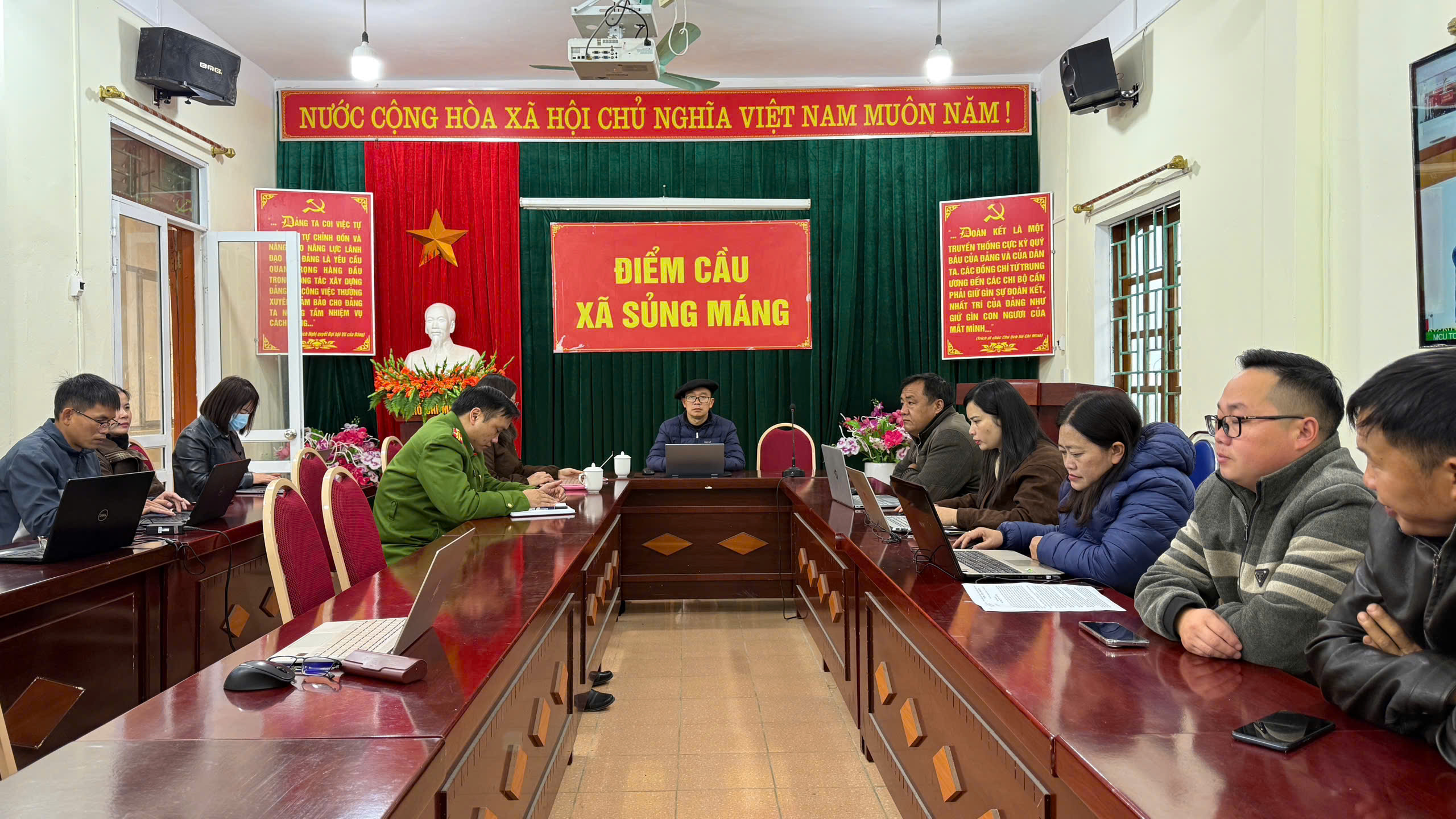 Đảng ủy xã Sủng Máng tham dự Hội nghị trực tuyến toàn quốc tổng kết công tác Tuyên giáo và Dân vận năm 2025