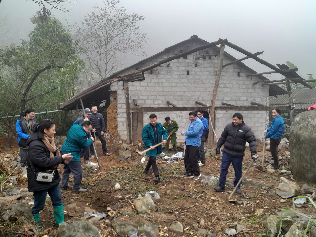 UBND xã Sủng Máng hỗ trợ các hộ gia đình xóa nhà tạm, nhà dột nát cho hộ nghèo, hộ cận nghèo theo Quyết định số 656/QĐ-TTg của Thủ tướng Chính phủ