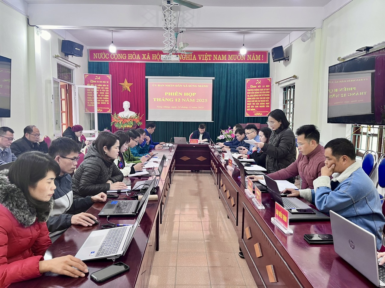 Sủng Máng tổ chức phiên họp UBND xã tháng 12 năm 2025