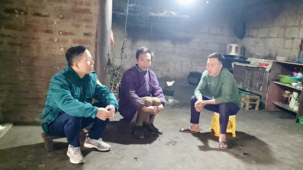 Chủ tịch UBND xã Sủng Máng nắm tình hình thực tế tại thôn Tả Chả Lảng và Lò Lử Phìn