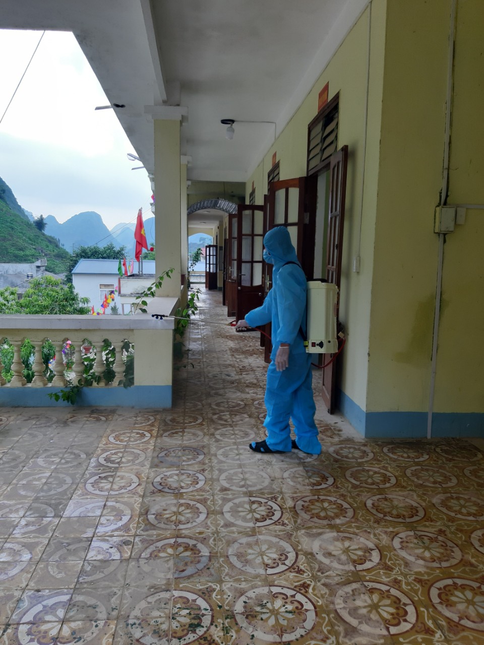 Trạm y tế xã phun thuốc khử khuẩn tại các điểm bầu cử