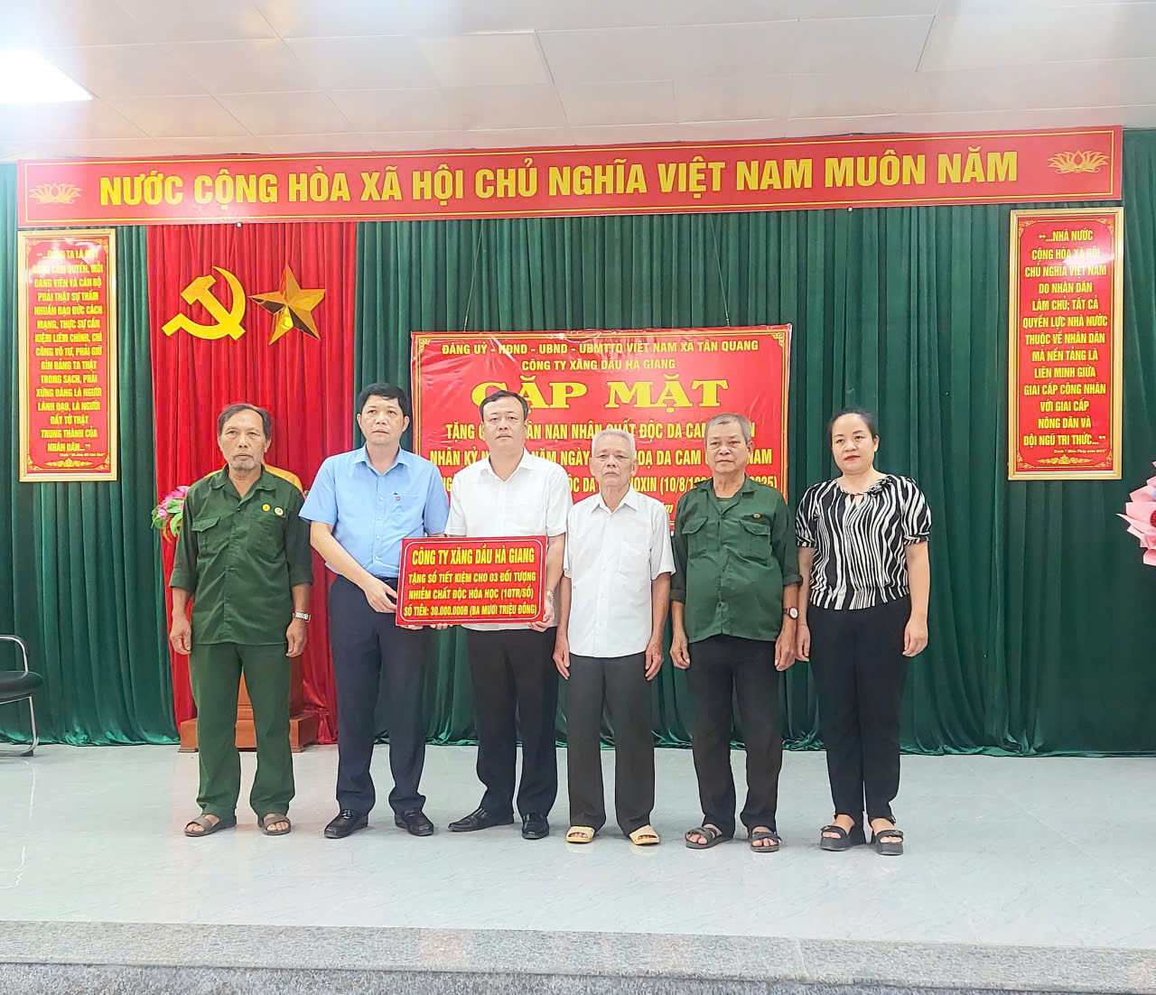 Xã Tân Quang phối hợp với Công ty Xăng dầu Hà Giang tổ chức gặp mặt, tặng quà tri ân nạn nhân nhiễm chất độc hóa học nhân kỷ niệm 64 năm "Thảm họa Da cam ở Việt Nam (10-8-1961 / 10-8-2025)", "Ngày vì nạn nhân chất độc da cam (10/8).