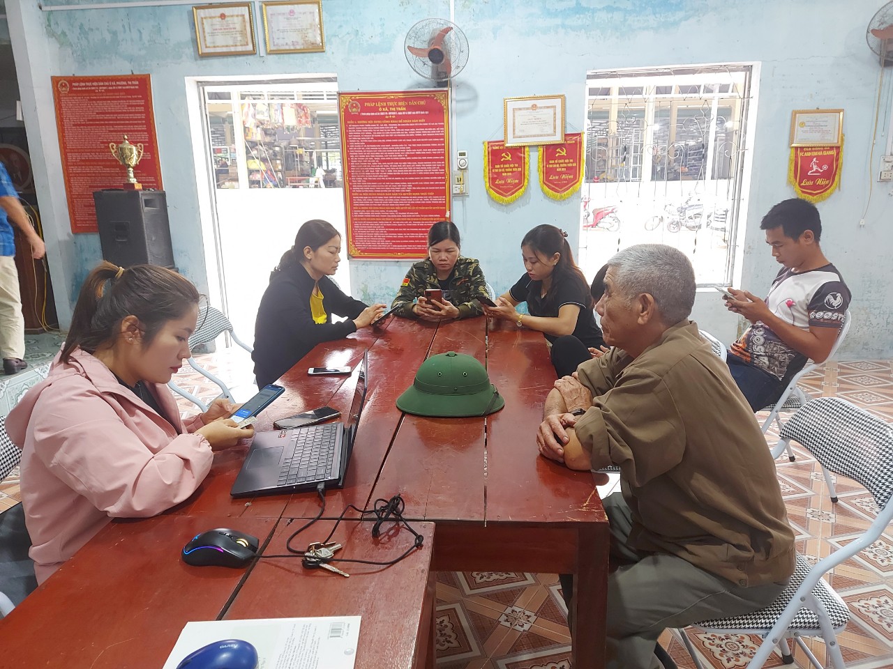 Ban chỉ đạo chuyển đổi số xã Tân Quang tiếp tục đẩy mạnh việc triển khai hướng dẫn người dân thực hiện dịch vụ công trên môi trường điện tử.