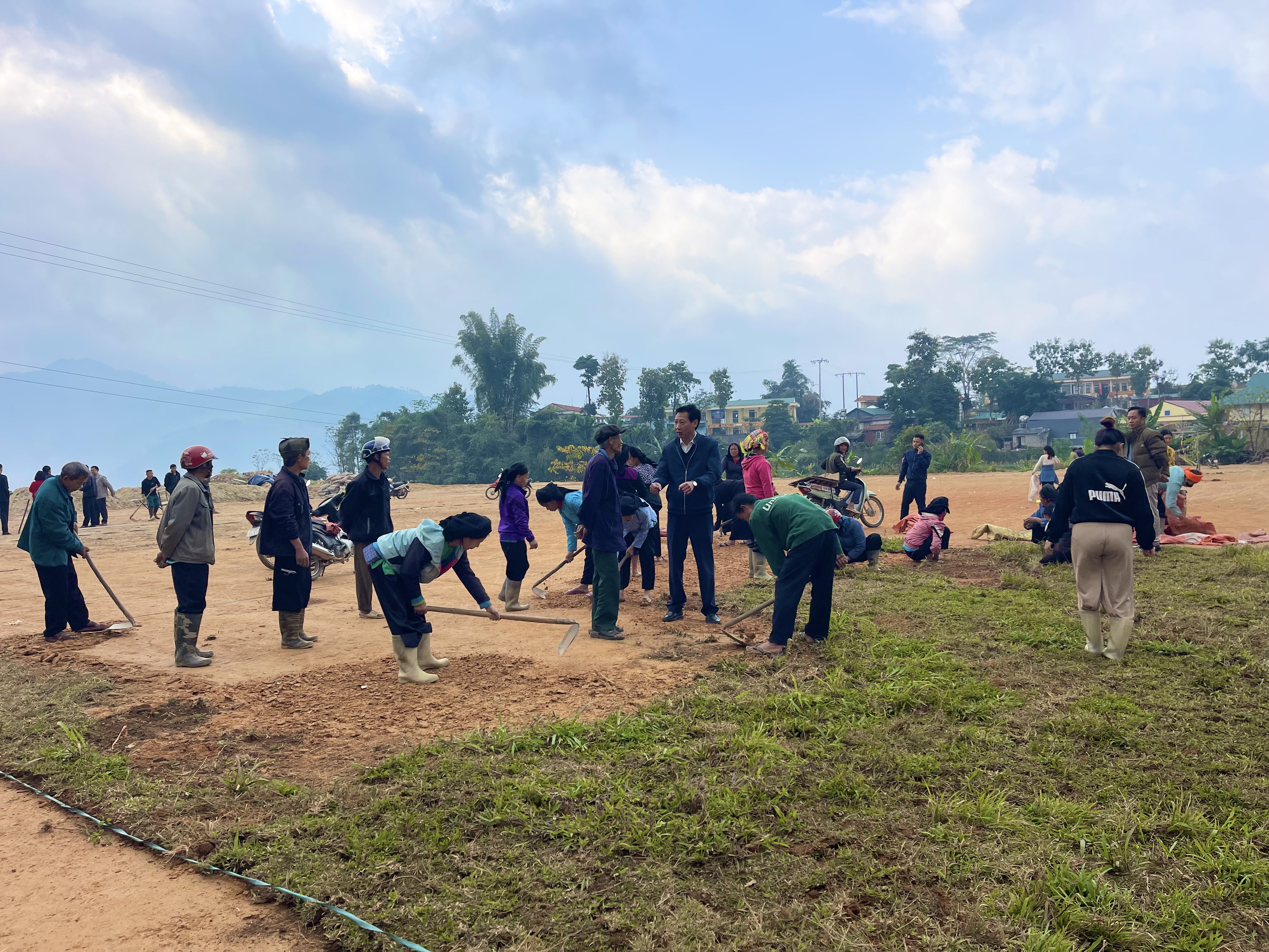 XÃ TÂN TIẾN TRIỂN KHAI TRỒNG CỎ SÂN BÓNG ĐÁ, ĐỔ BÊ TÔNG SÂN BÓNG CHUYỀN PHỤC VỤ NHU CẦU THỂ DỤC THỂ THAO CỦA NHÂN DÂN