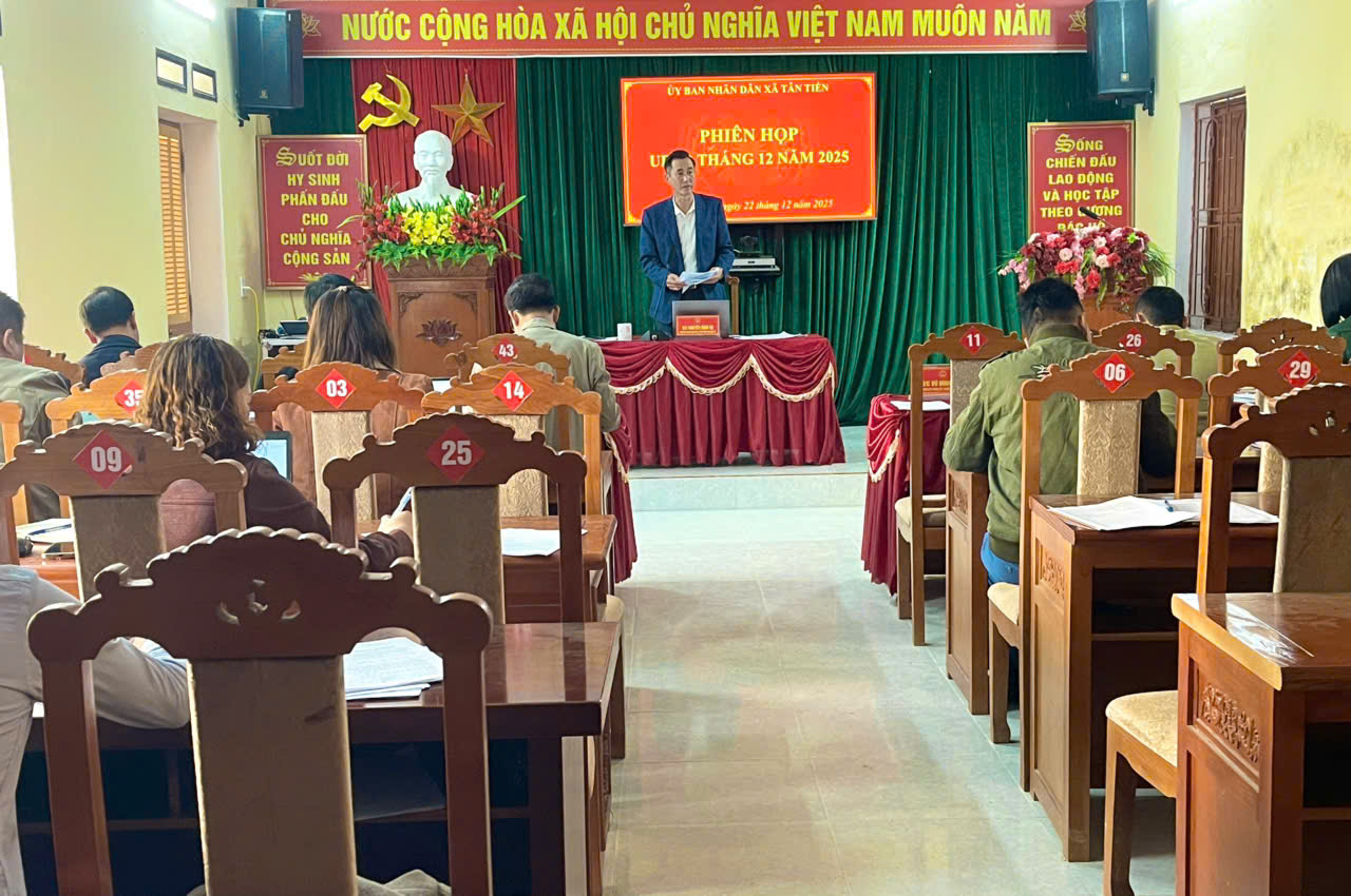 UBND xã Tân Tiến phiên họp thành viên tháng 12