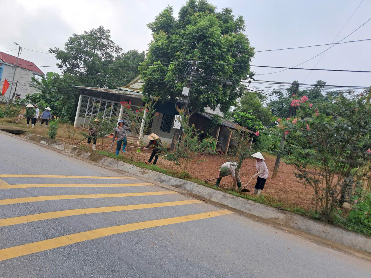 Vệ sinh môi trường chào mừng Đại Hội Đảng bộ