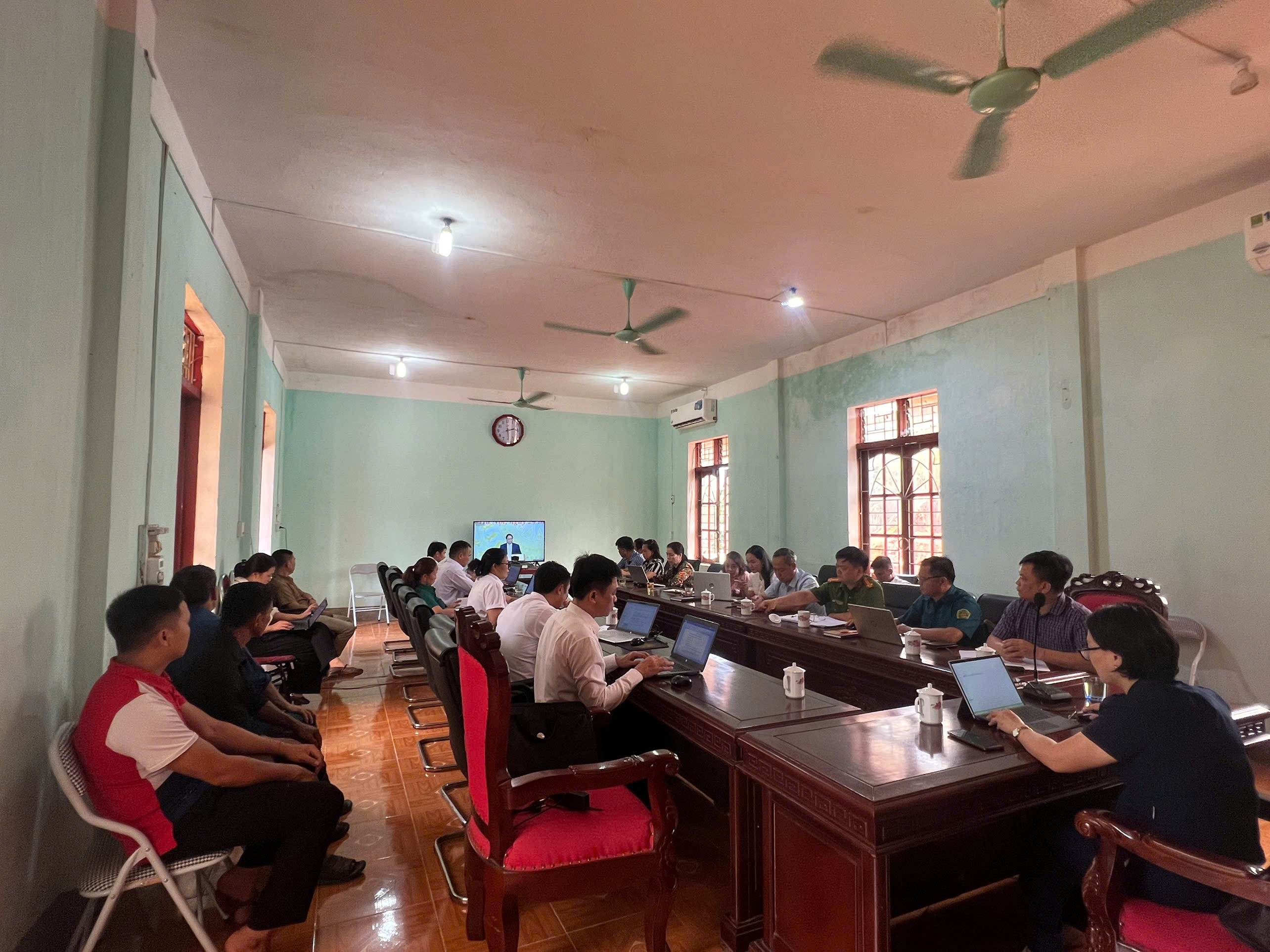 Công an xã Tân Trịnh tổ chức tuyên truyền vận động thu hồi vật liệu nổ tự chế