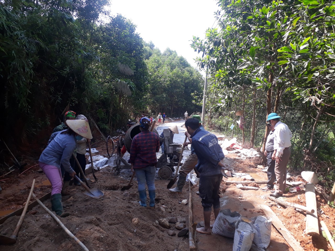 NĂM 2022 XÃ TÂN TRỊNH, HUYỆN QUANG BÌNH TIẾP TỤC ĐƯỜNG BÊ TÔNG HÓA LÊN THÔN