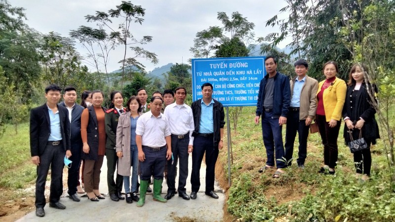 Các xã, thị trấn tổ chức gắn biển bàn giao tuyến đường bê tông tại xã Yên Thành