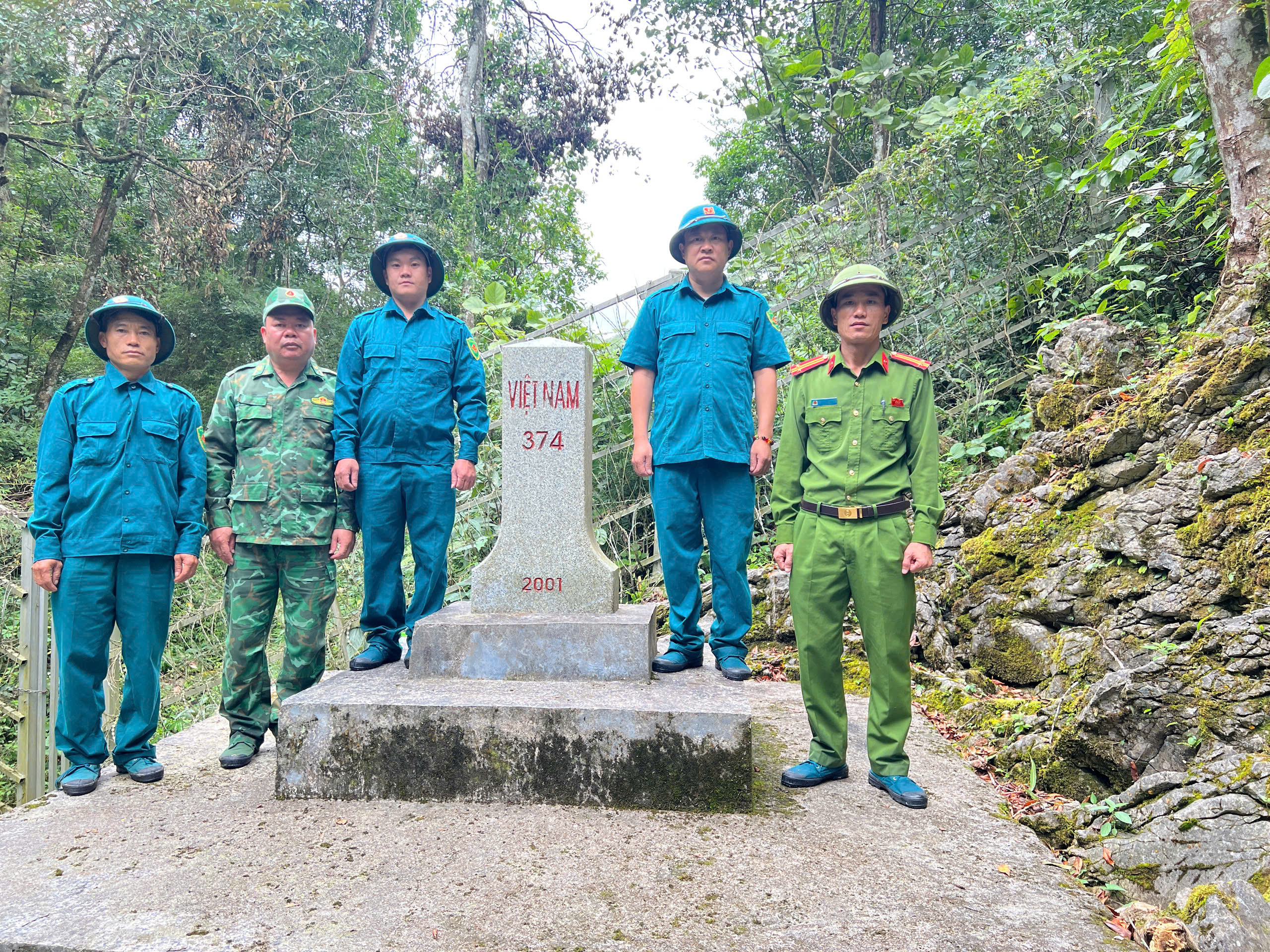 Ban chủ huy quân sự xã Thắng Mố phối hợp với công an xã, tổ công tác biên phòng tuần tra mốc 374