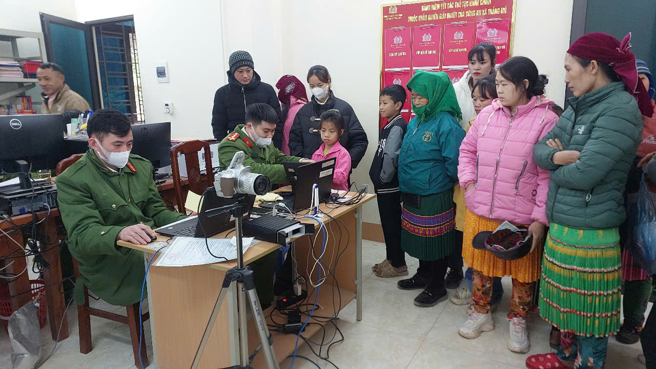 Sáng 6/1. Công an xã Thắng Mố làm căn cước và thu nhận hồ sơ định danh điện tử kích hoạt định danh điện tử mức 2.