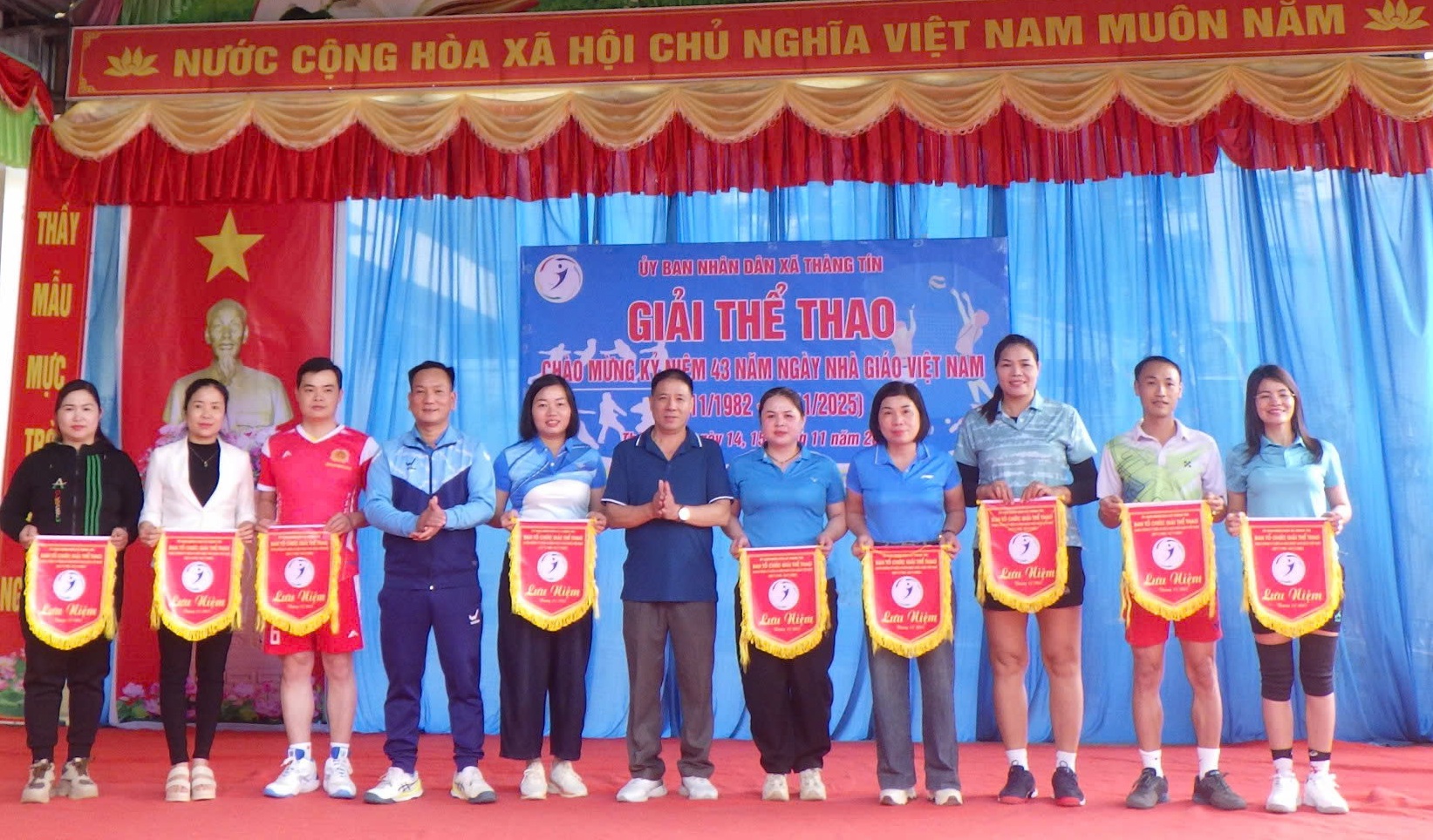 Xã Thàng Tín tổ chức các hoạt động thể thao chào mừng 43 năm ngày nhà giáo Việt Nam