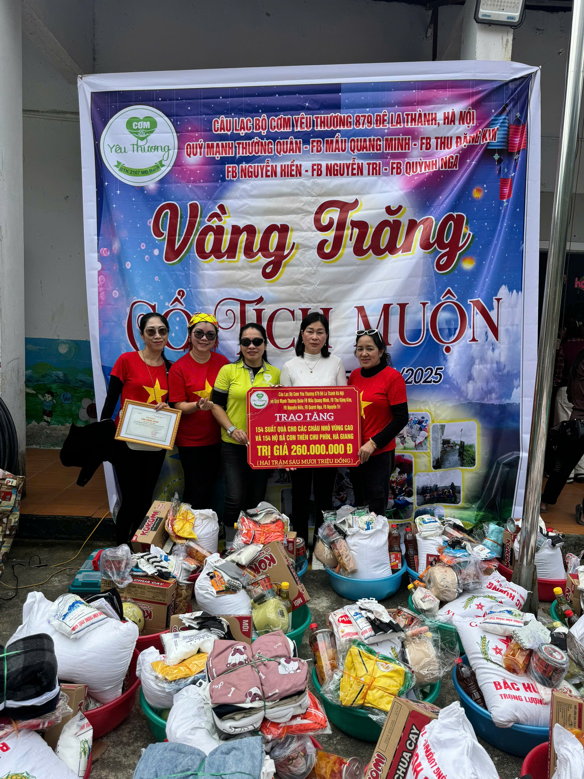 Trao tặng quà trị giá hơn 260 triệu đồng cho học sinh và người dân xã Thàng Tín