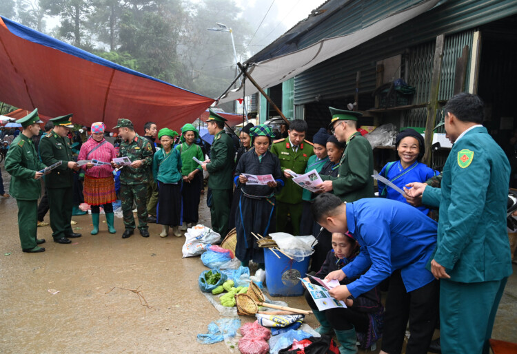 Lan tỏa ý thức pháp luật giữa chợ phiên vùng biên