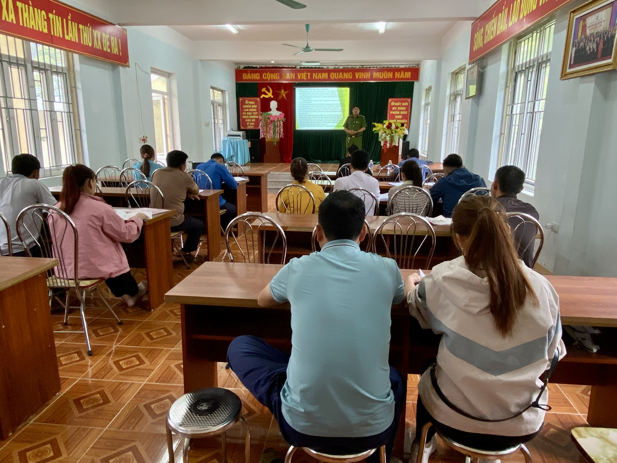 Công an huyện Hoàng Su Phì tập huấn nghiệp vụ công tác phòng cháy chữa cháy, cứu nạn, cứu hộ tại xã Thàng Tín
