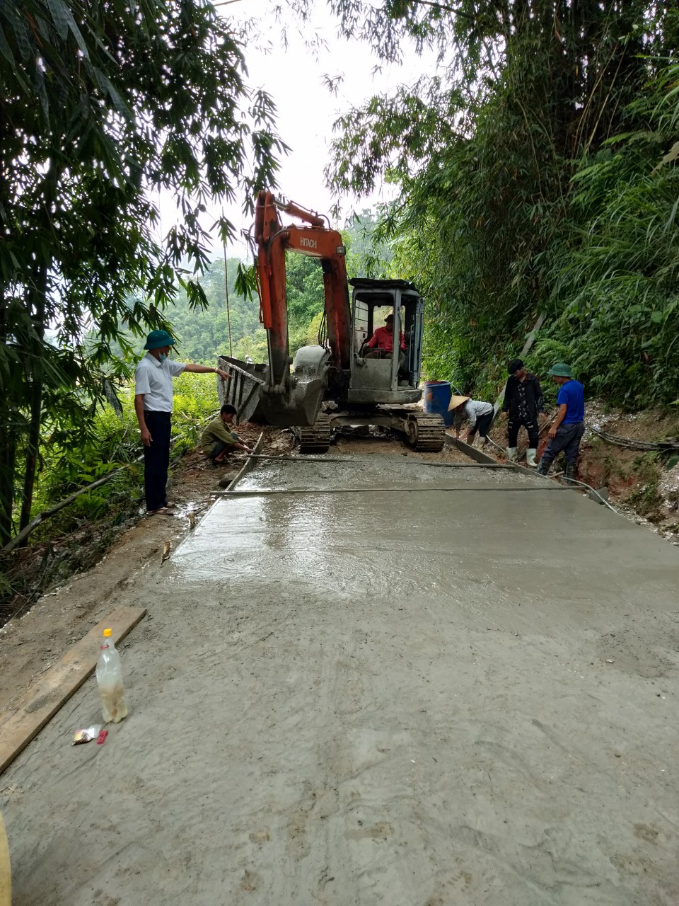 Xã Thanh Thủy làm đường bê tông theo tiêu chí nông thôn mới