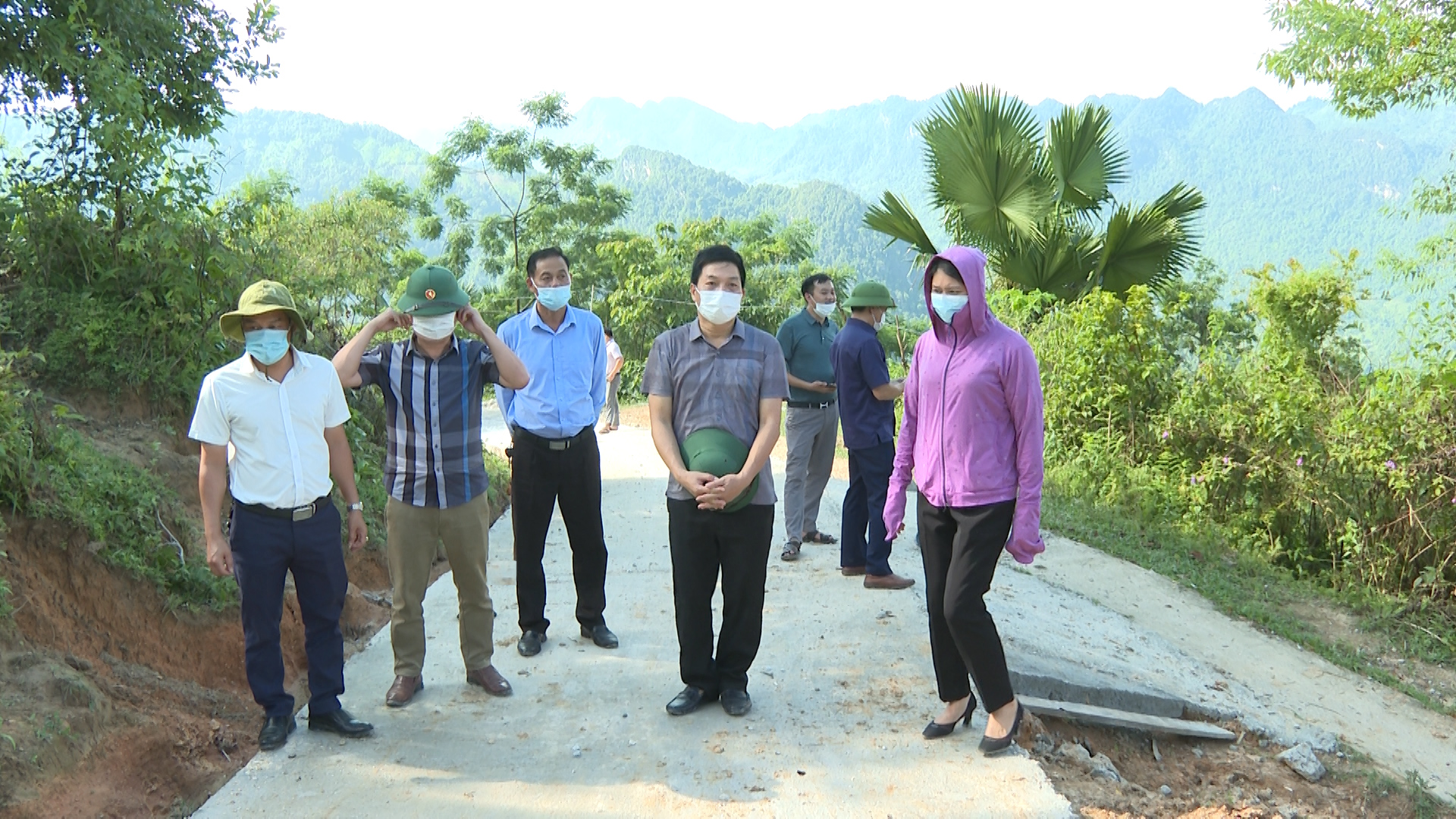 Chủ tịch UBND huyện Vị Xuyên kiểm tra tiến độ xây dựng NTM tại xã Thanh Thủy