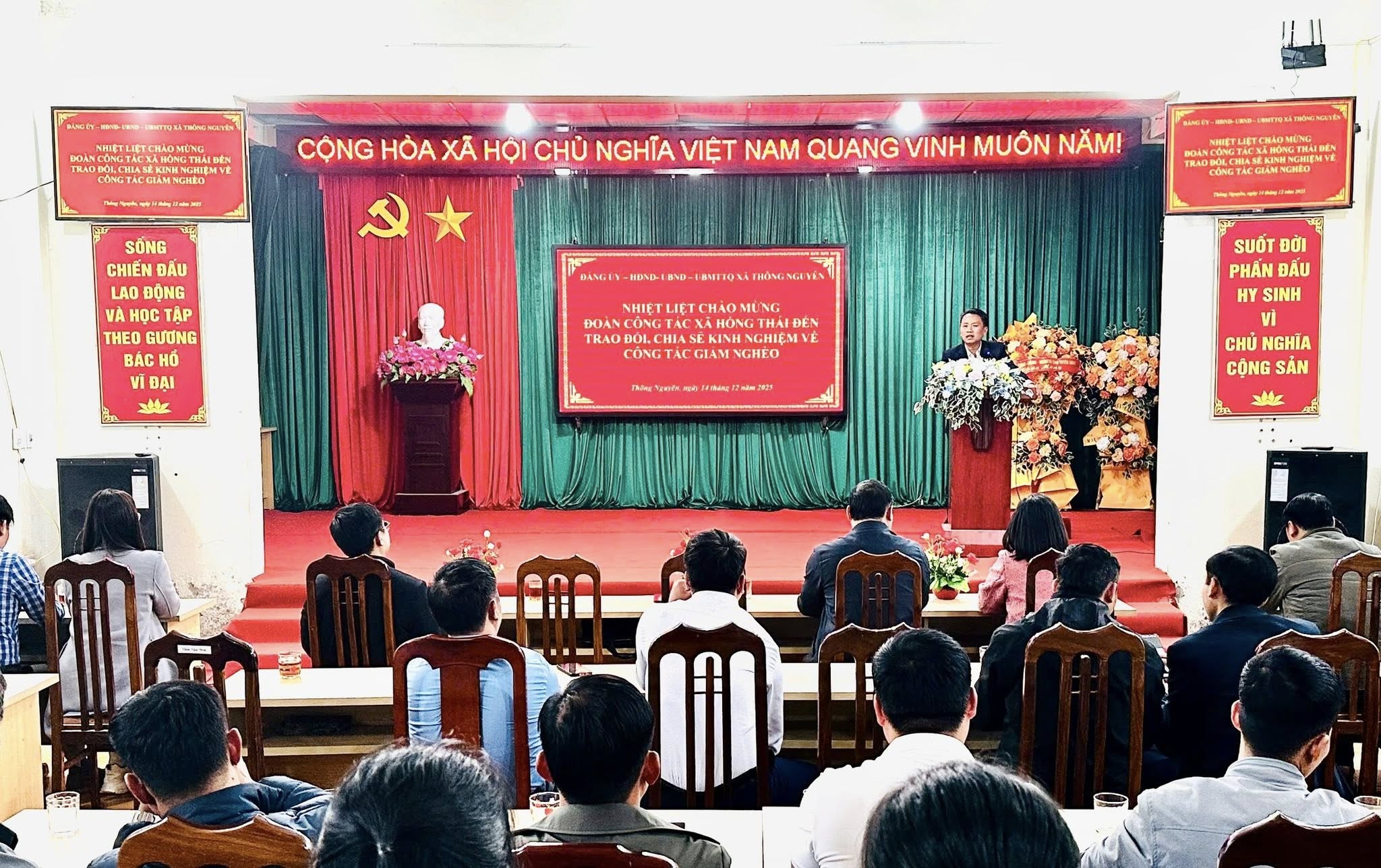 Đoàn công tác xã Hồng Thái trao đổi, học tập kinh nghiệm mô hình giảm nghèo tại xã Thông Nguyên