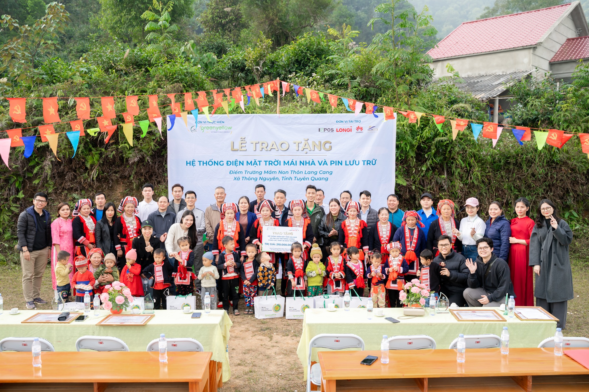 Tài trợ hệ thống điện năng lượng mặt trời và tặng quà học sinh tại xã Thông Nguyên