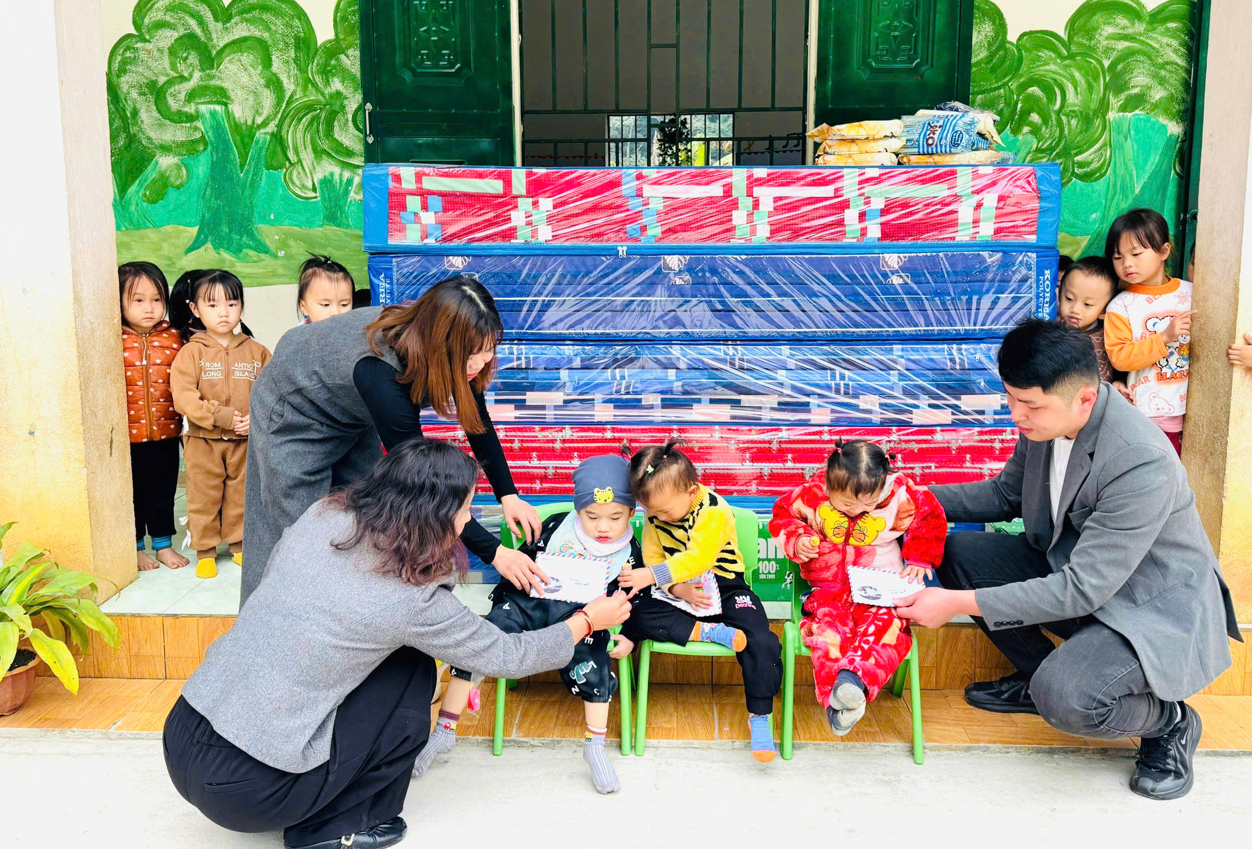 Công ty TNHH DVMT Nguyệt Minh 2 Daiki ALuminium trao quà cho trẻ em có hoàn cảnh khó khăn tại thôn Lũng Pù, xã Thuận Hòa