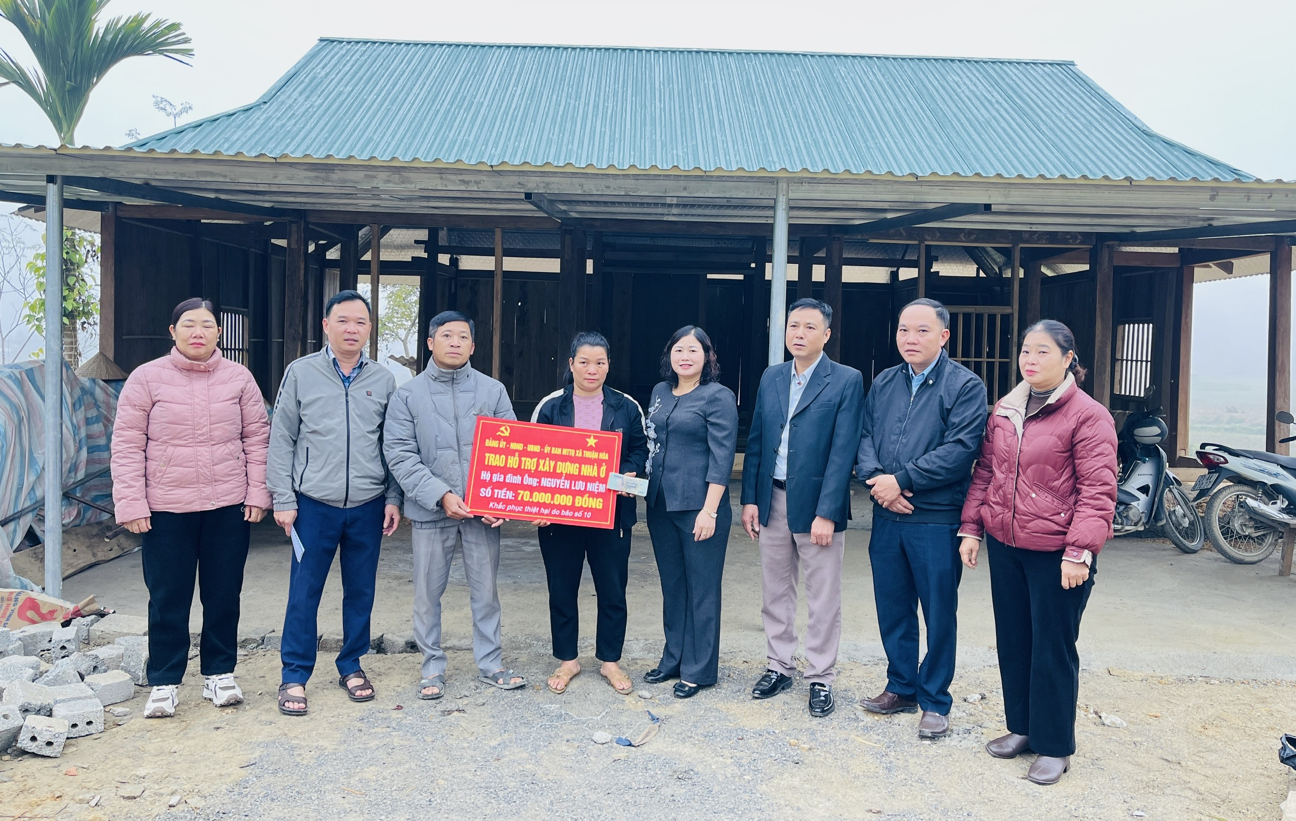 Thuận Hòa trao tặng tiền hỗ trợ các hộ gia đình bị thiệt hại do thiên tai