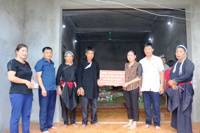 Phó Chủ tịch Thường trực UBND huyện Chẳng Thị Liên trao tiền hỗ trợ xây dựng nhà ở cho người nghèo tại xã Tiên Nguyên