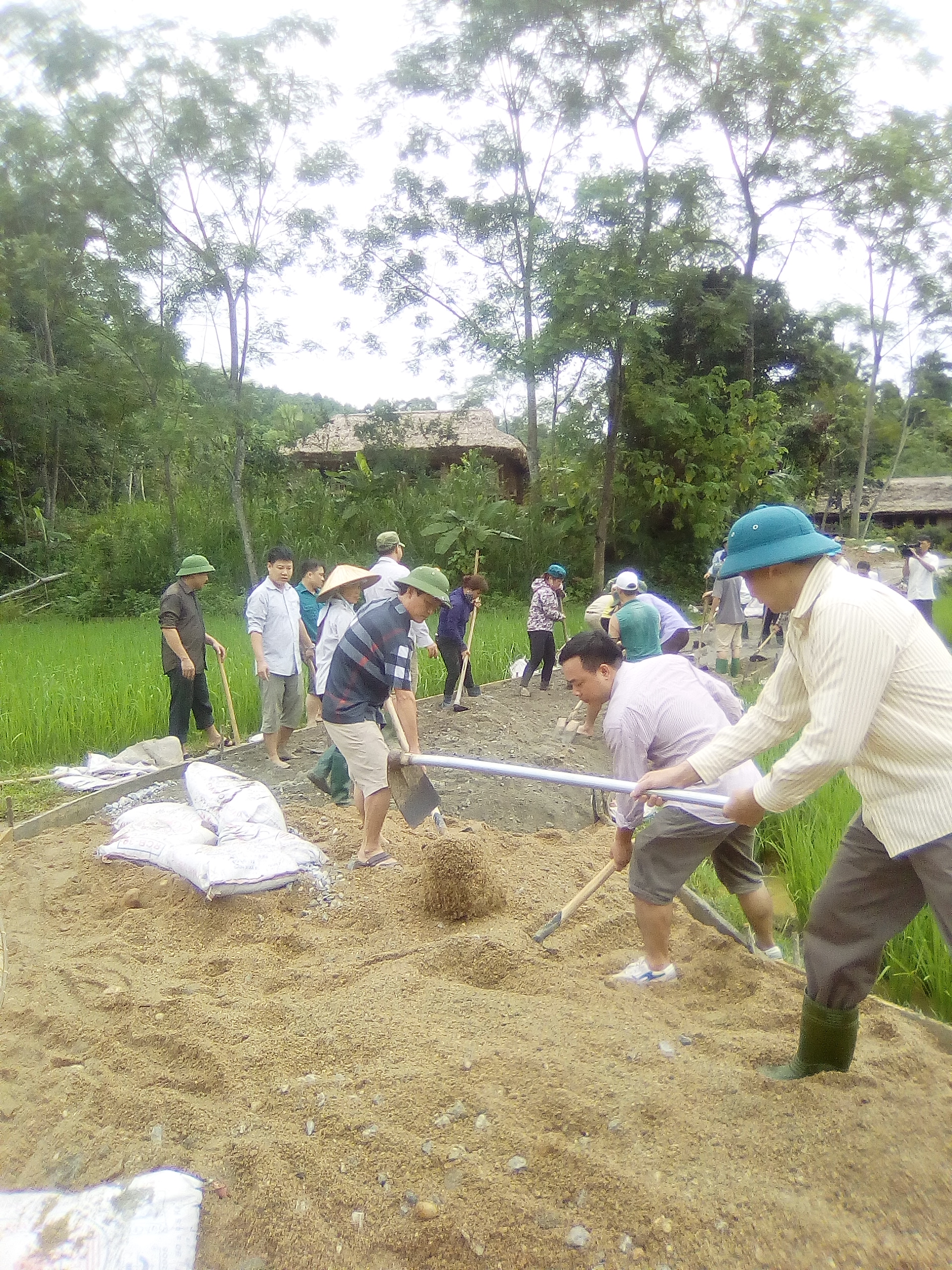 Lao động ngày thứ 7 hướng về NTM tháng 8 năm 2017 tại thôn Tân Bể
