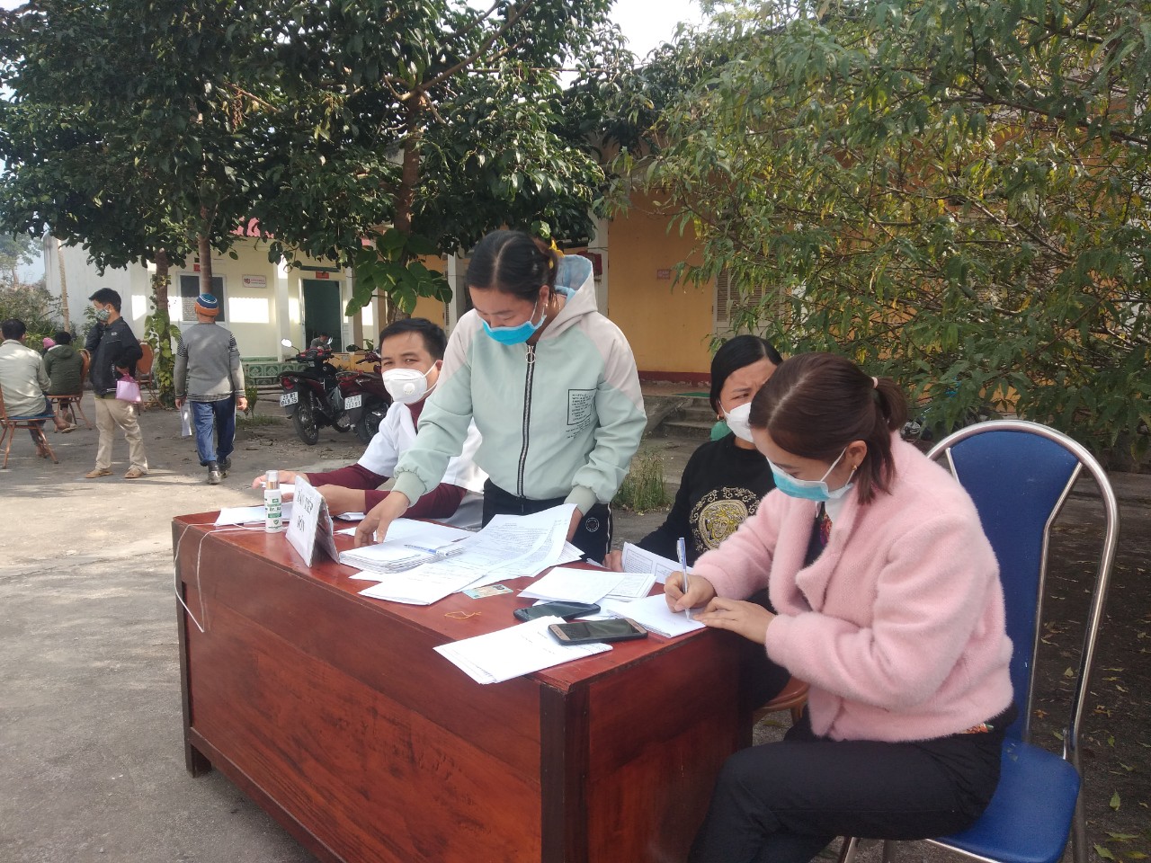 Ngày 20/12/2021 Hội LHPN phối hợp với Đoàn thanh niên xã tổ chức hỗ trợ trạm Y Tế xã Tùng Bá  tiêm vét vacsxin phòng covid-19.