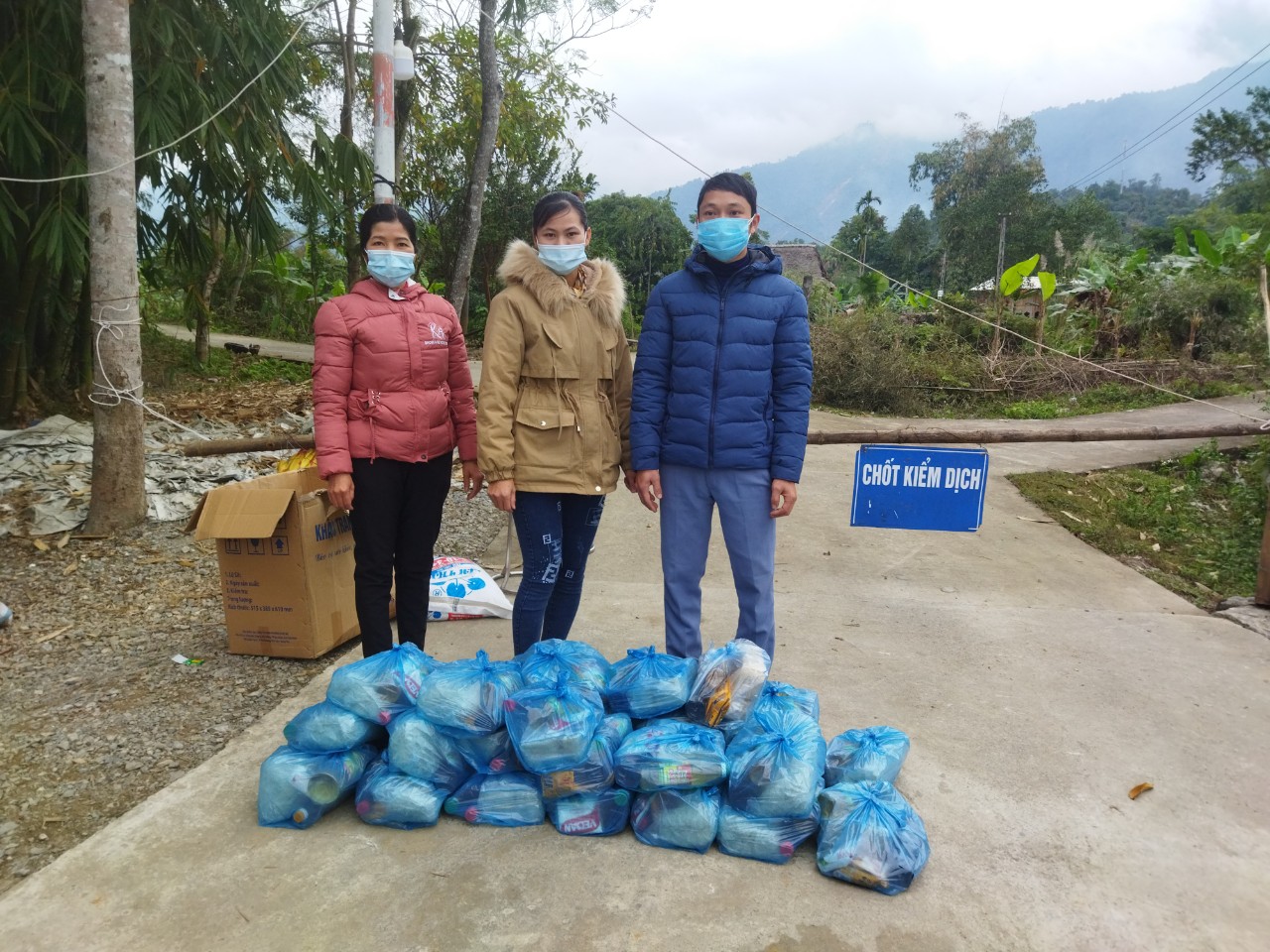 CHUNG TAY HỖ TRỢ KHU VỰC ĐANG THỰC HIỆN PHONG TỎA